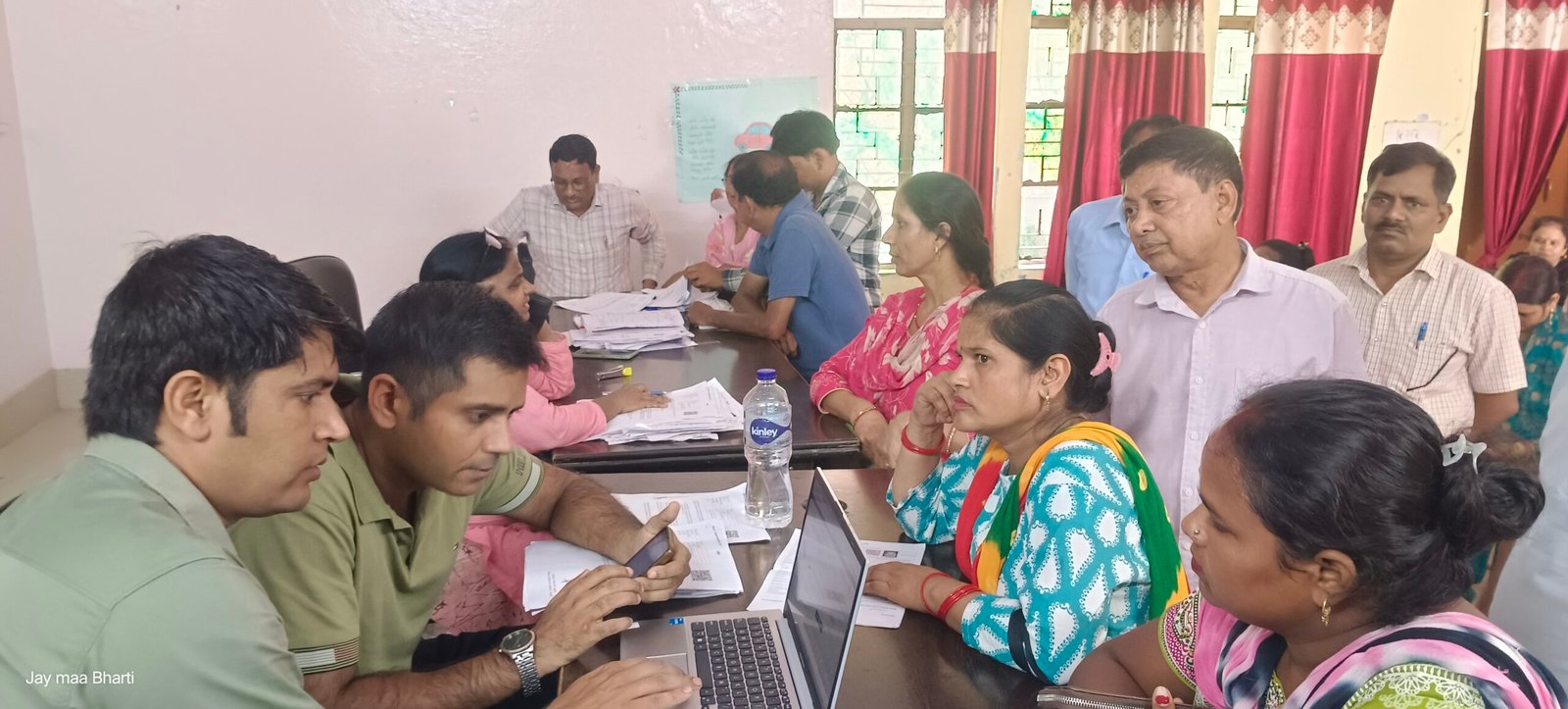एसआईआर की आपत्तियों में उलझे लोग, दस्तावेजों की दौड़ ने बढ़ाई परेशानी एसआईआर की आपत्तियों में उलझे लोग, दस्तावेजों की दौड़ ने बढ़ाई परेशानी