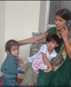 बारिश में बच्चों को लेकर एसडीएम की चौखट पहुंची मां, फरियाद सुनते ही मौके पर दौड़ी प्रशासन की टीम