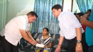 महापौर दीपक बाली ने सोंपा 2 लाख का चेक , परिजन को नौकरी का आश्वासन