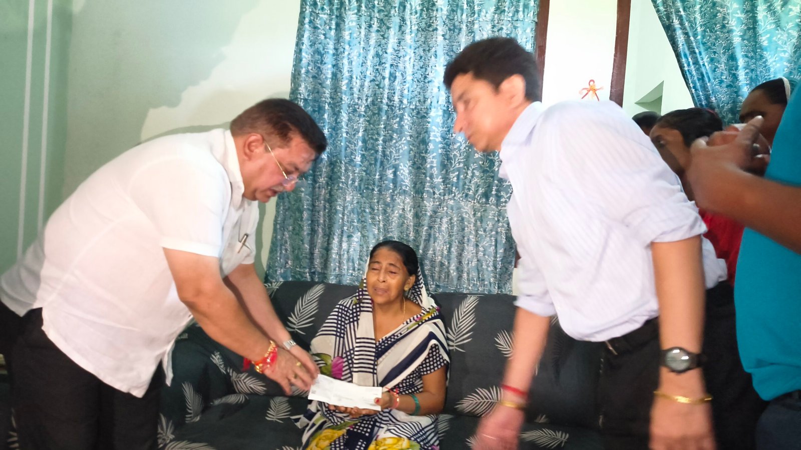 महापौर दीपक बाली ने सोंपा 2 लाख का चेक , परिजन को नौकरी का आश्वासन