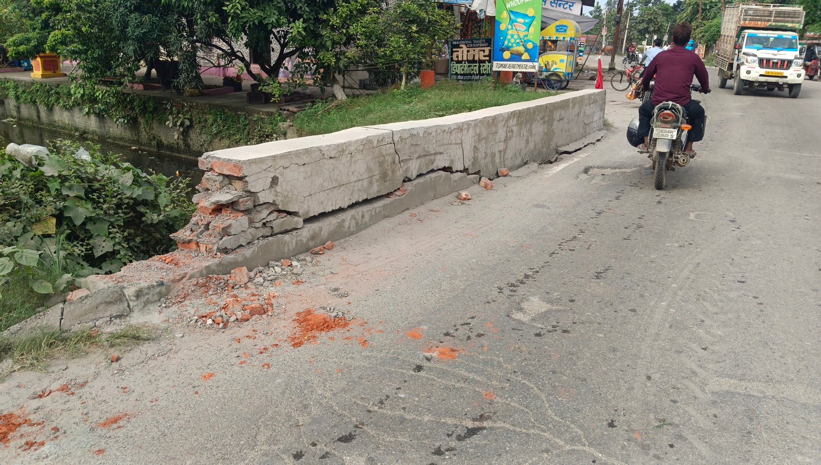 क्षतिग्रस्त पुलिया दे रही हादसे को न्योता, जिम्मेदार लोक निर्माण विभाग बेखबर