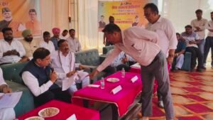 सेवा संकल्प अभियान के तहत सरकार जन-जन के द्वार,सितारगंज बहुउद्देशीय शिविर में बांटे गए चेक व उपकरण,अनुपस्थित अफसरों का स्पष्टीकरण तलब