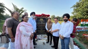 द्रोणासागर में बाबा नीम करौली महाराज की मूर्ति का परिवहन मंत्री प्रदीप बत्रा द्वारा अनावरण
