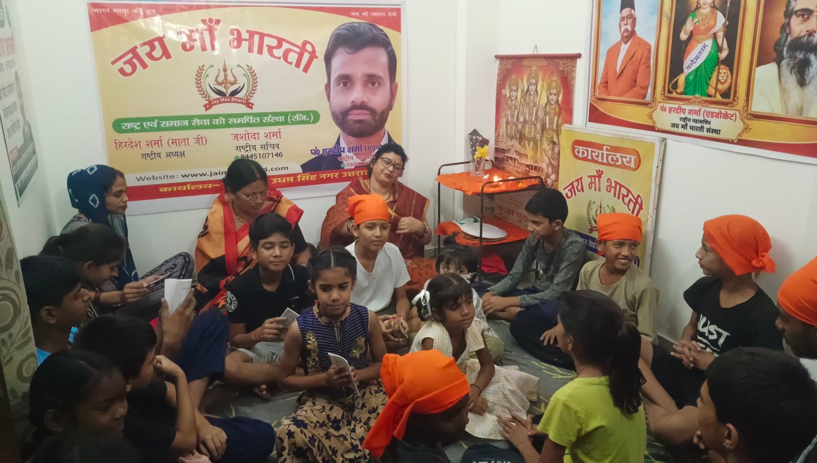 नवरात्र पूजन की तैयारियों पर मंथन, बच्चों ने किया हनुमान चालीसा का पाठ नवरात्र पूजन की तैयारियों पर मंथन, बच्चों ने किया हनुमान चालीसा का पाठ
